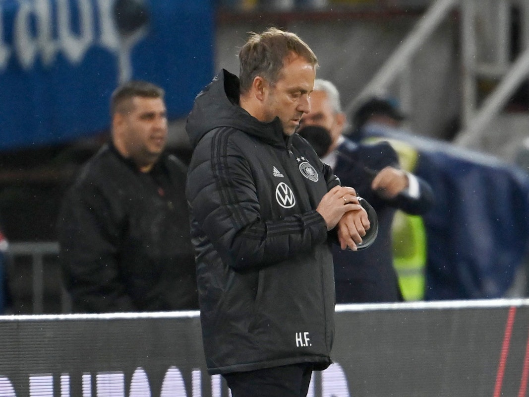 Hansi Flick guckt im Deutschland-Spiel in Nordmazedonien auf seine Uhr.