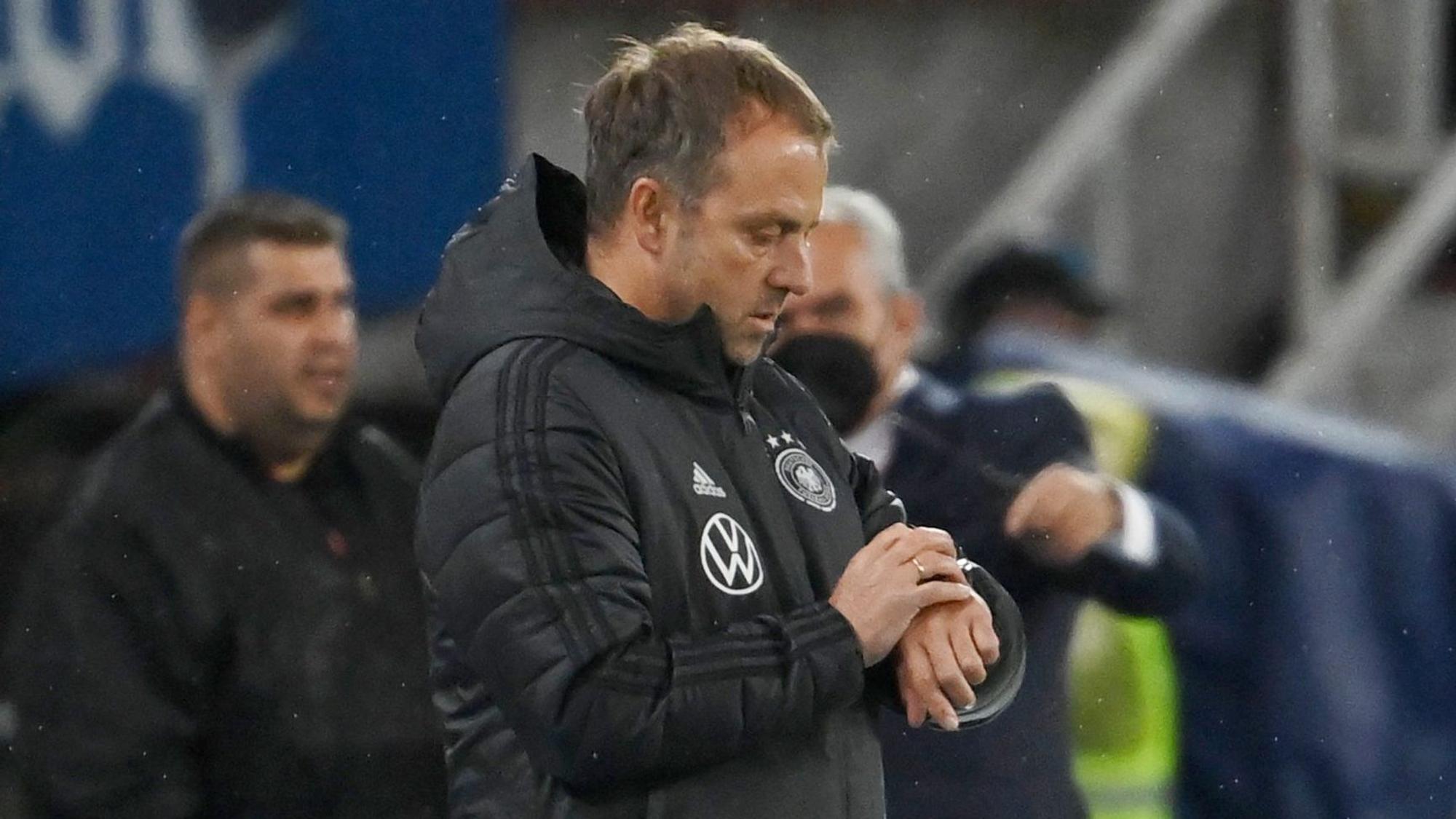 Hansi Flick guckt im Deutschland-Spiel in Nordmazedonien auf seine Uhr.