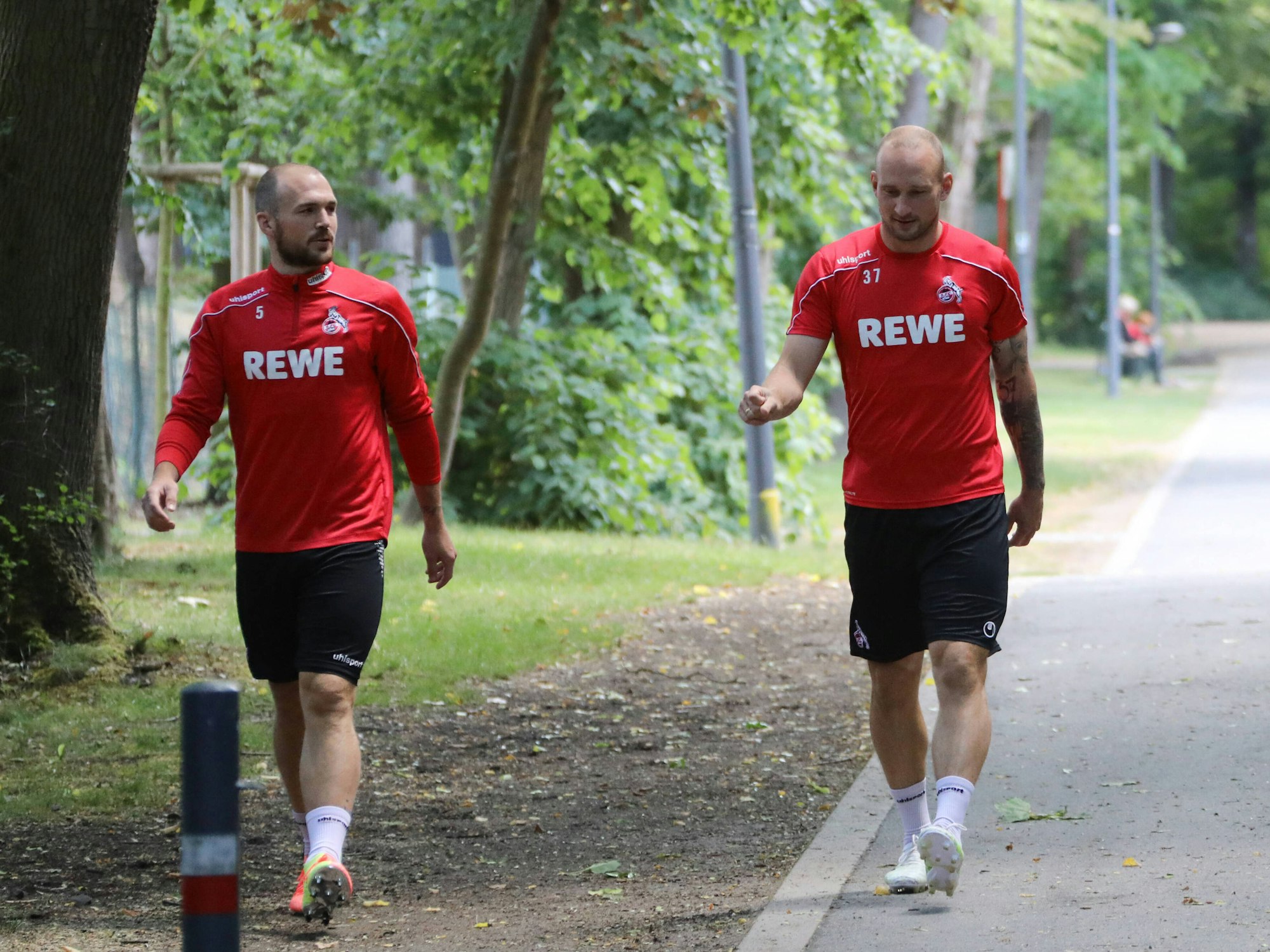 Toni Leistner (31) und Rafael Czichos (31) im Gespräch am Trainingsgelände des 1. FC Köln.