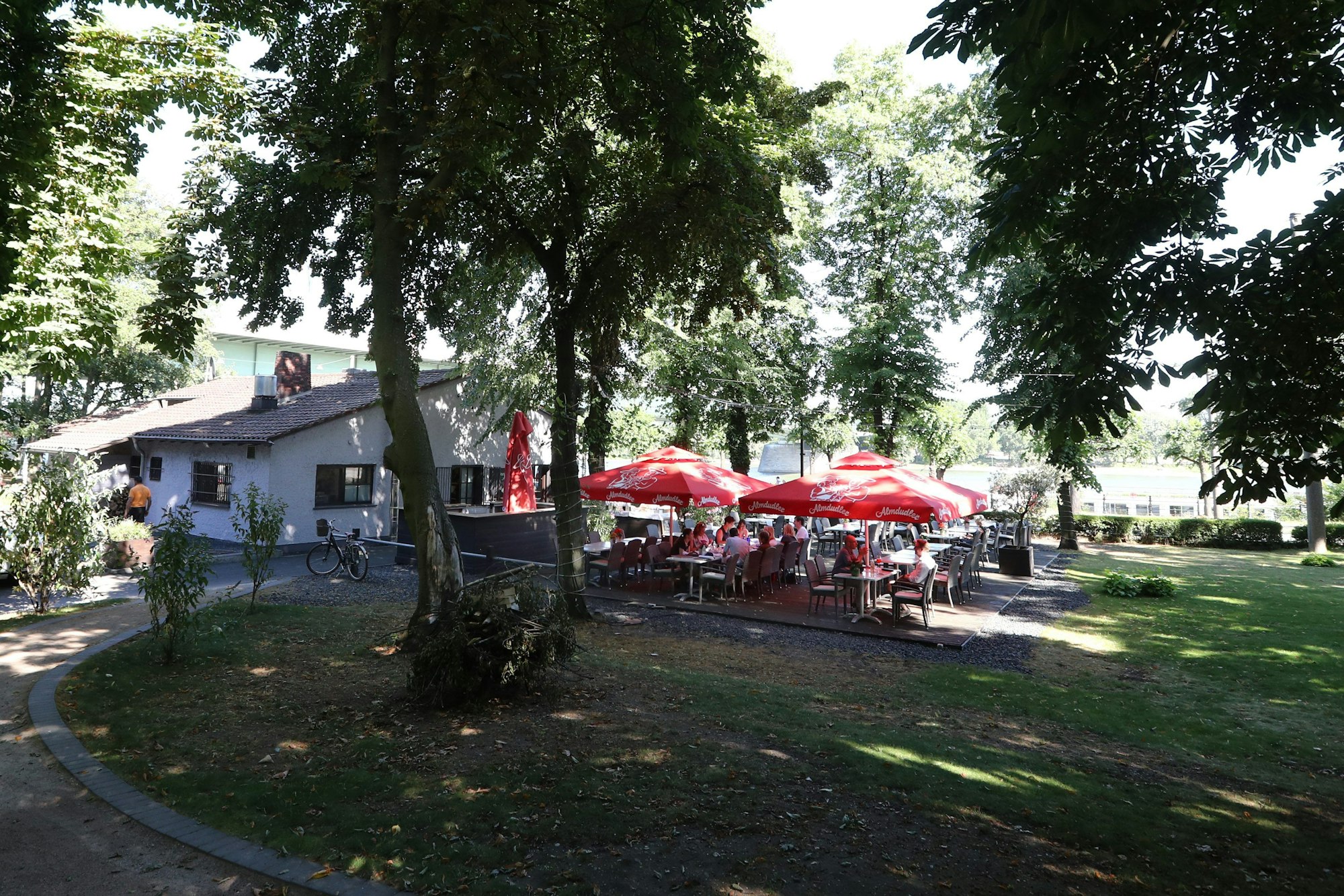 Außenbereich des Richters Restaurant in Köln unterhalb der Zoobrücke.