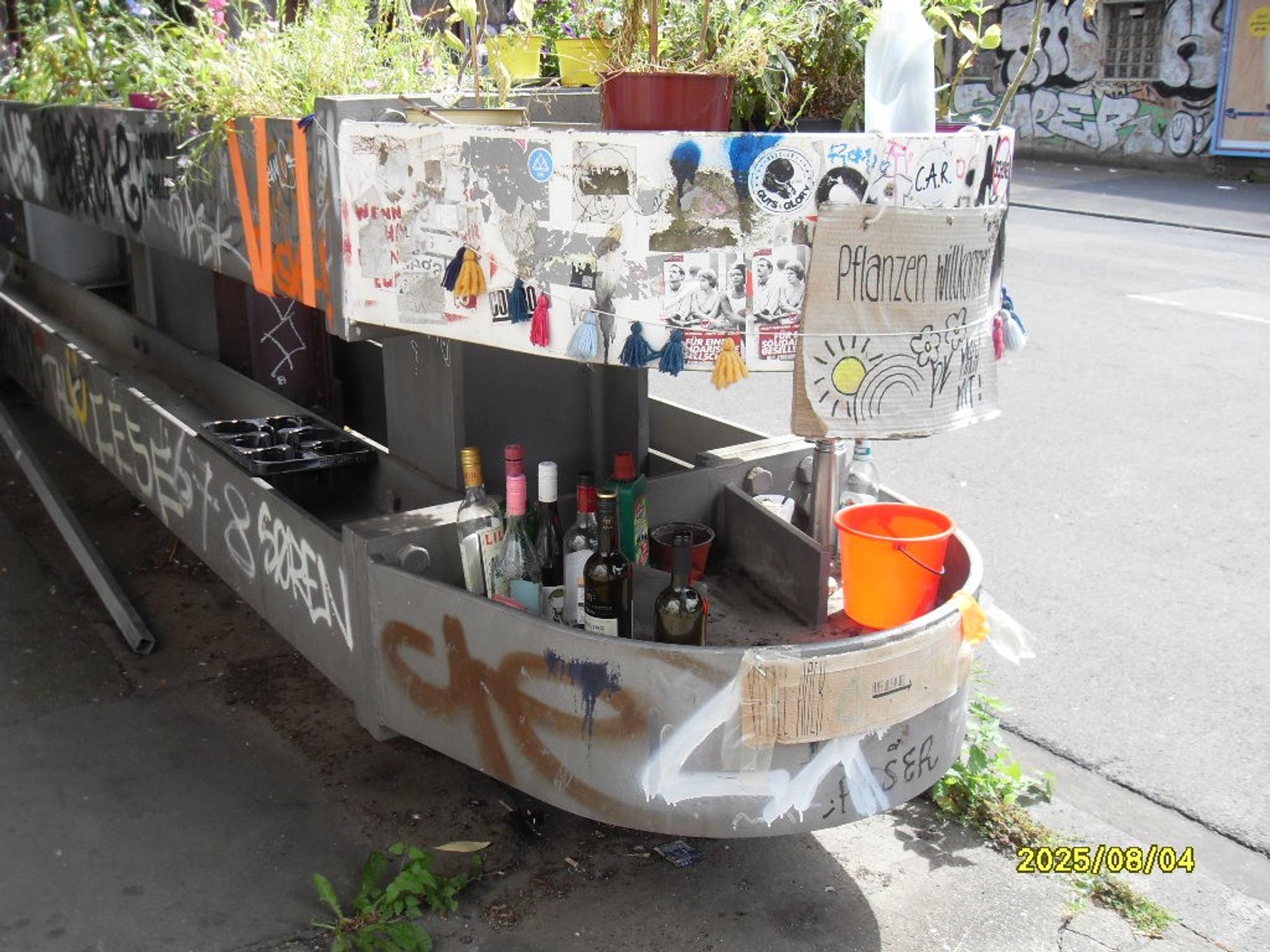 Leere Flaschen am Eifelwall in der Kölner Südstadt