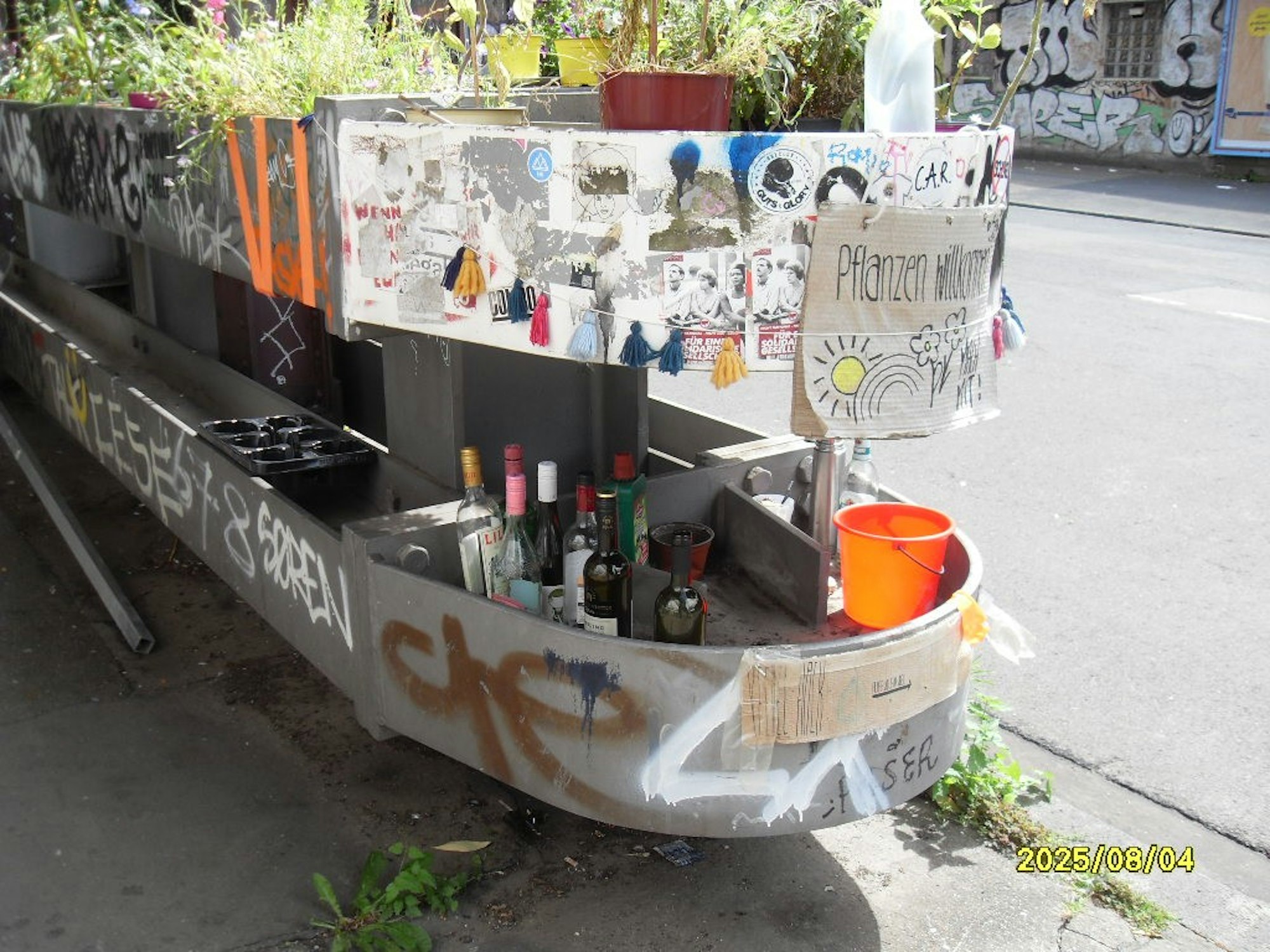 Leere Flaschen am Eifelwall in der Kölner Südstadt