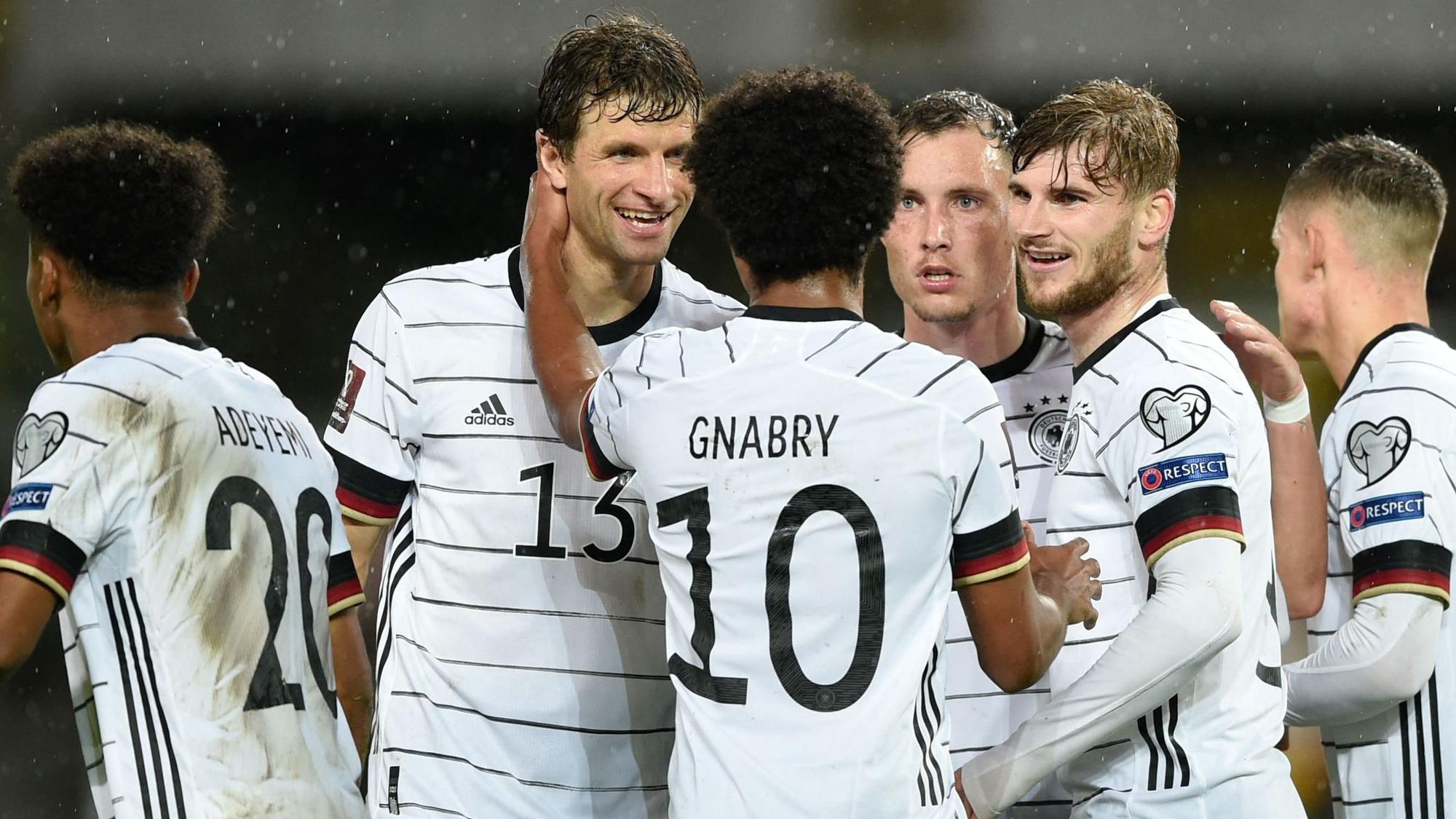 Serge Gnabry und Thomas Müller freuen sich neben Timo Werner und David Raum über ein Tor der deutschen Fußballnationalmannschaft.