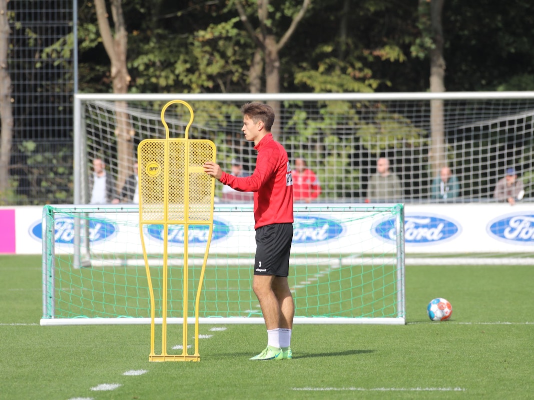 Noah Katterbach trainiert beim 1. FC Köln.