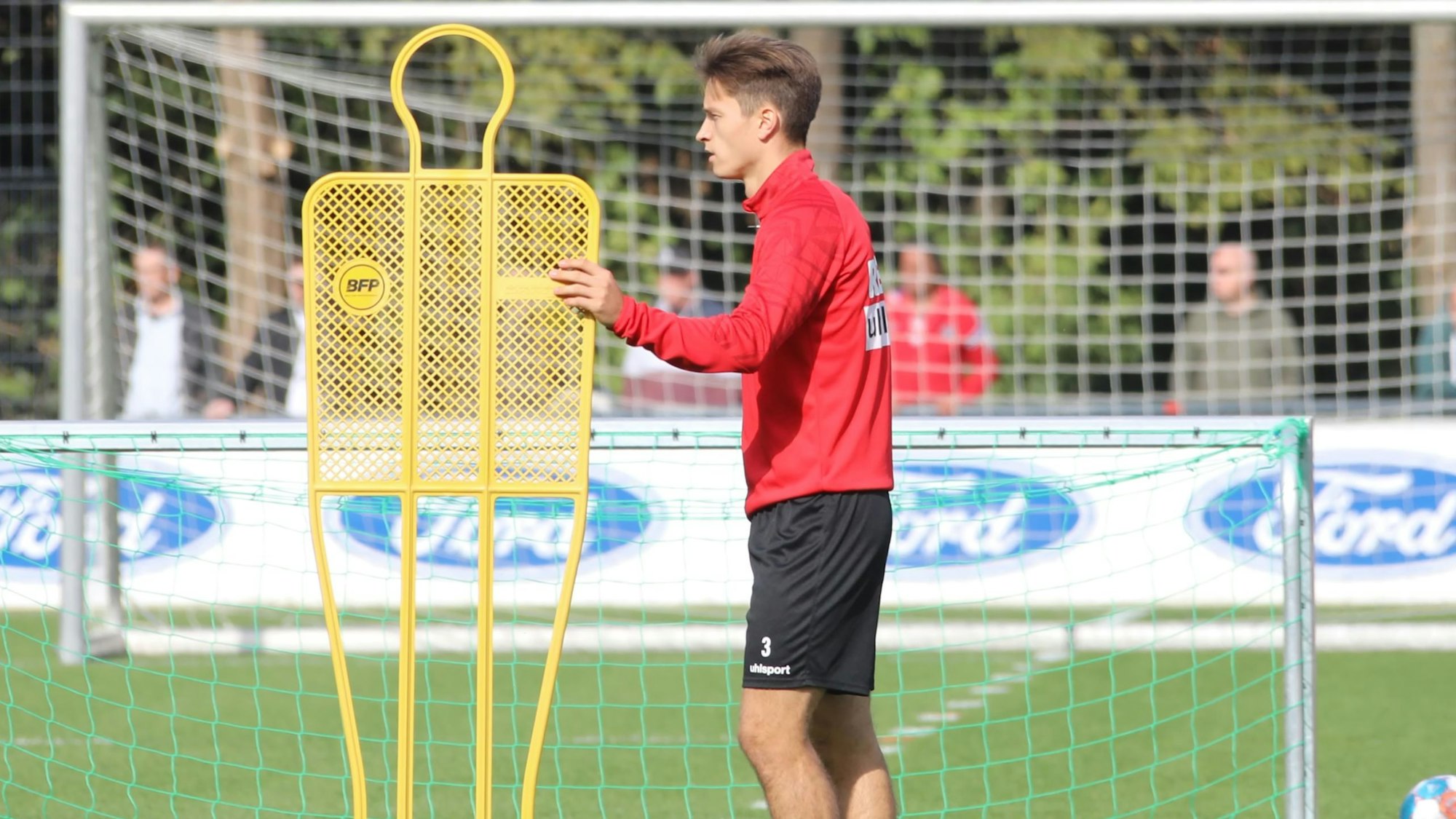 Noah Katterbach trainiert beim 1. FC Köln.
