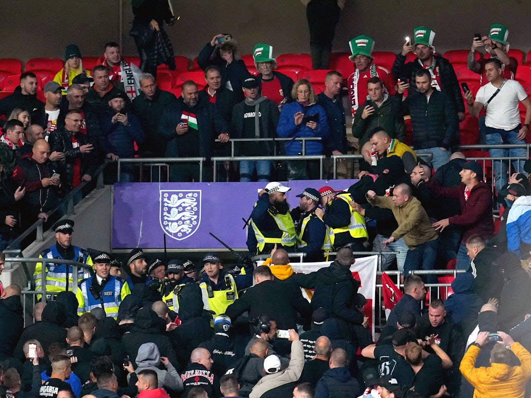 Ein Gruppe englischer Polizisten in Warnwesten stürmt in den Block der Ungarn. Die mitgereisten Ungarn schauen dem Treiben zu.