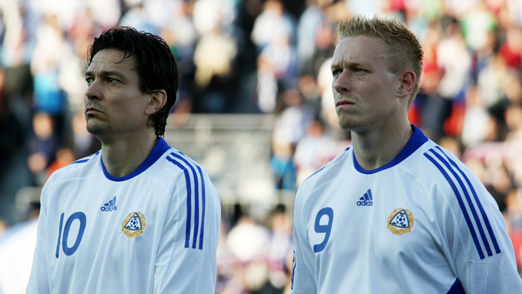 Jari Litmanen und Mikael Forssell im Trikot der finnischen Nationalmannschaft stehen nebeneinander.