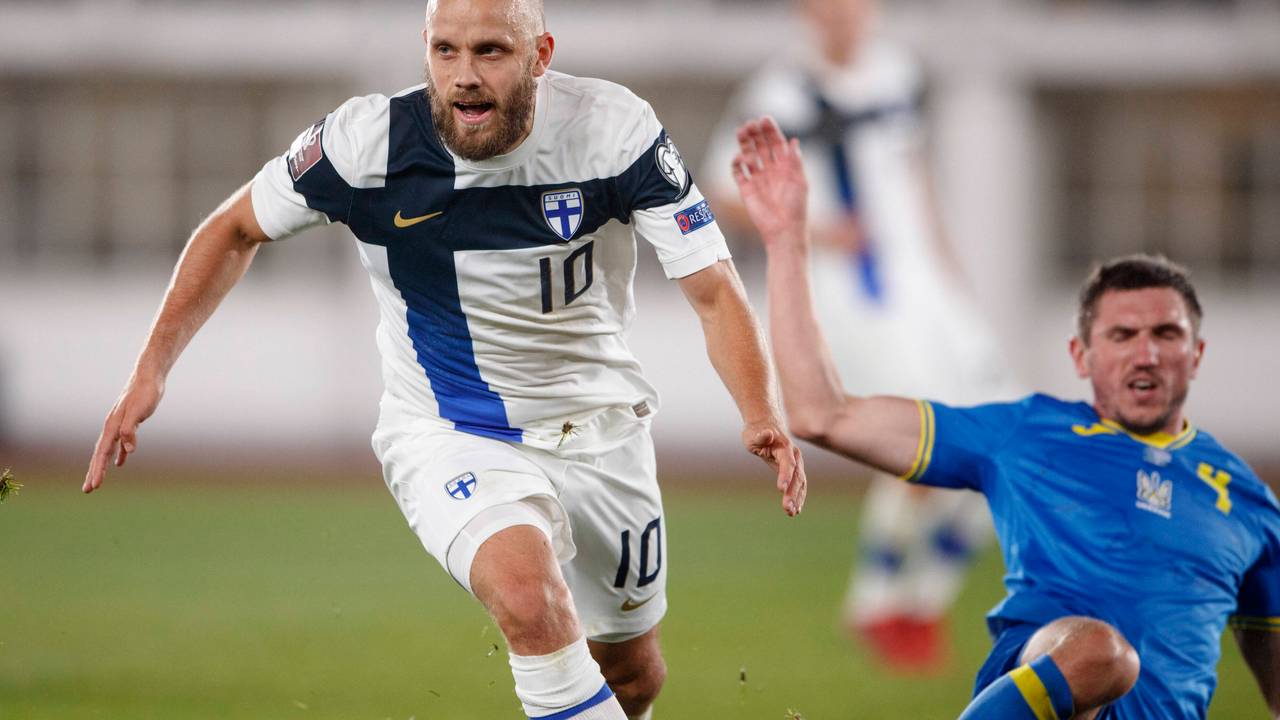 Pukki setzt sich im Zweikampf gegen einen kasachischen Gegenspieler durch.