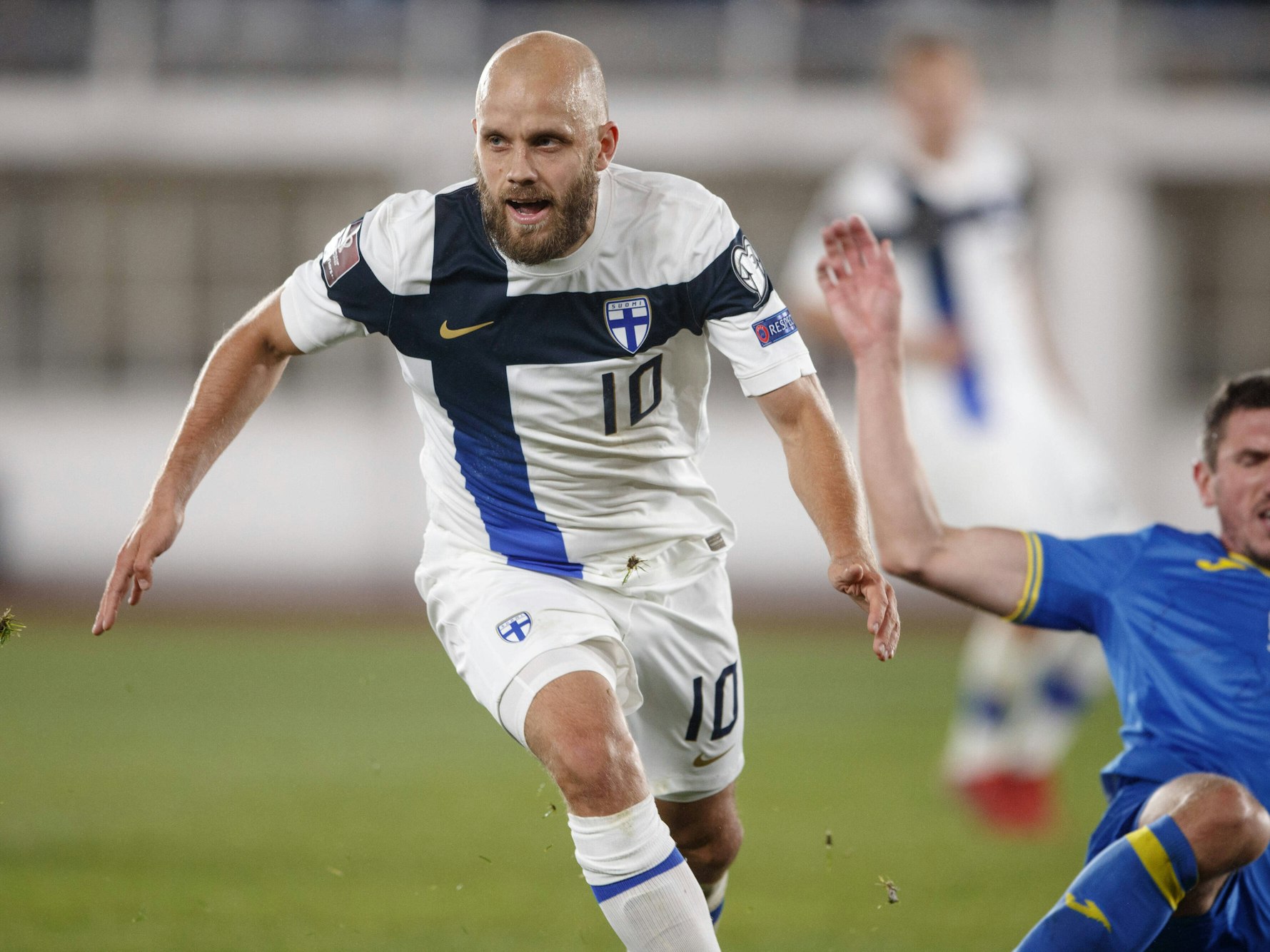 Pukki setzt sich im Zweikampf gegen einen kasachischen Gegenspieler durch.