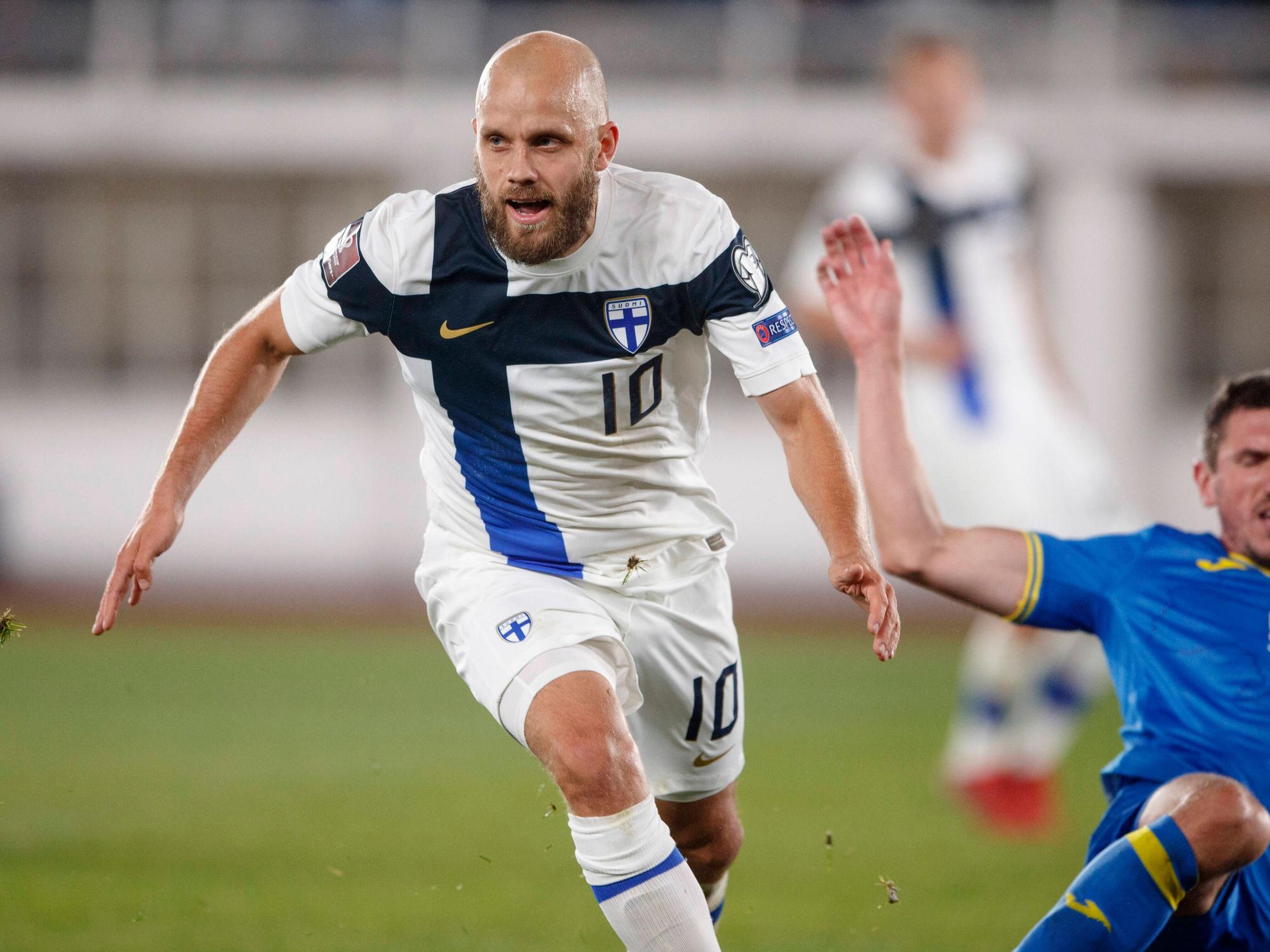 Pukki setzt sich im Zweikampf gegen einen kasachischen Gegenspieler durch.