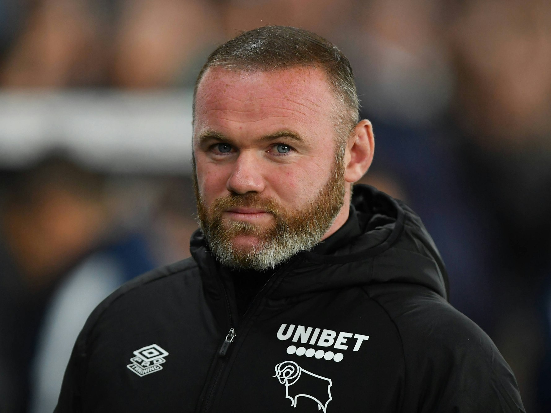 Wayne Rooney in einer Jacke von Derby County.
