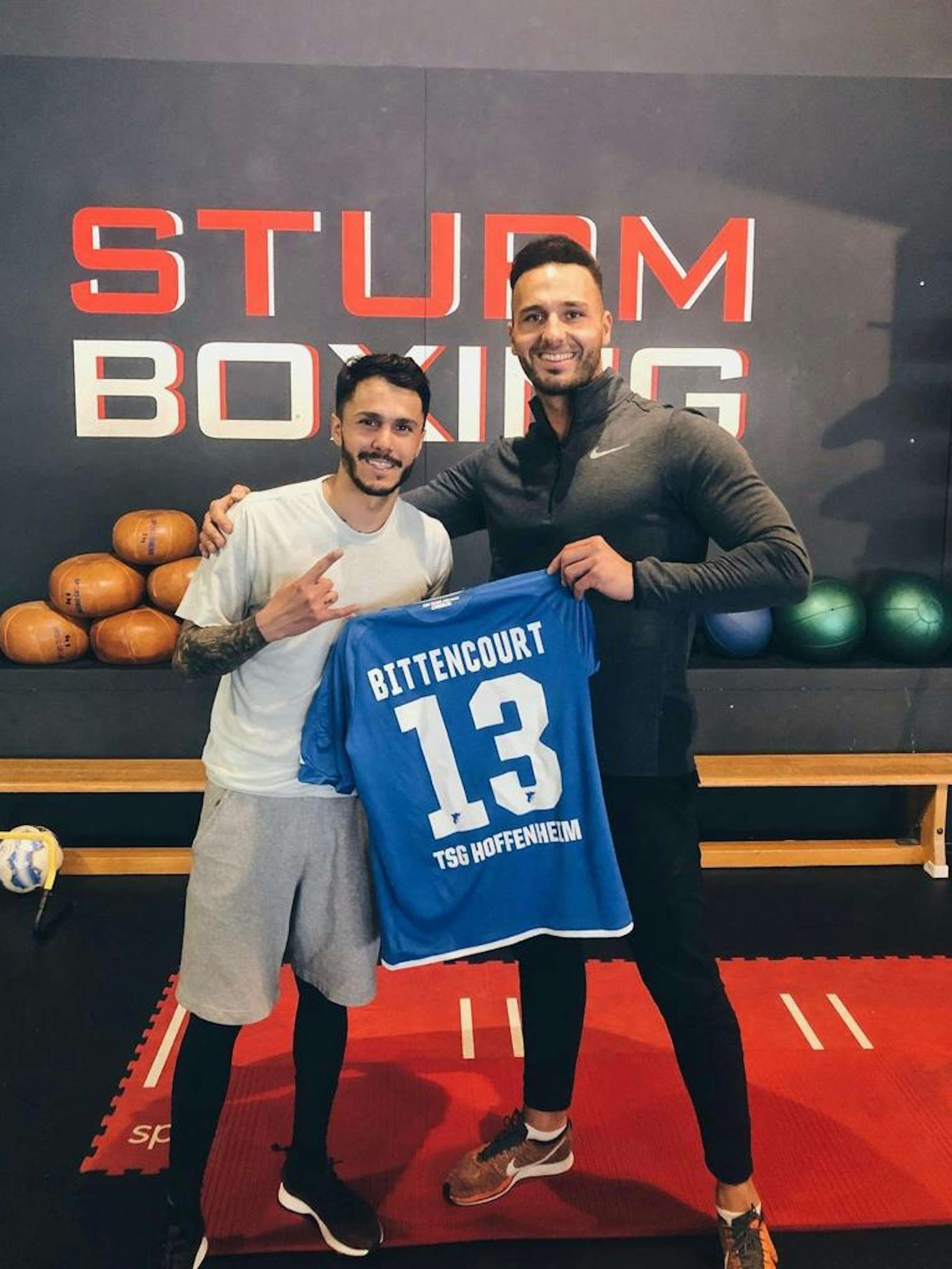 Oguz Kaan bekommt von Leo Bittencourt ein Trikot überreicht.