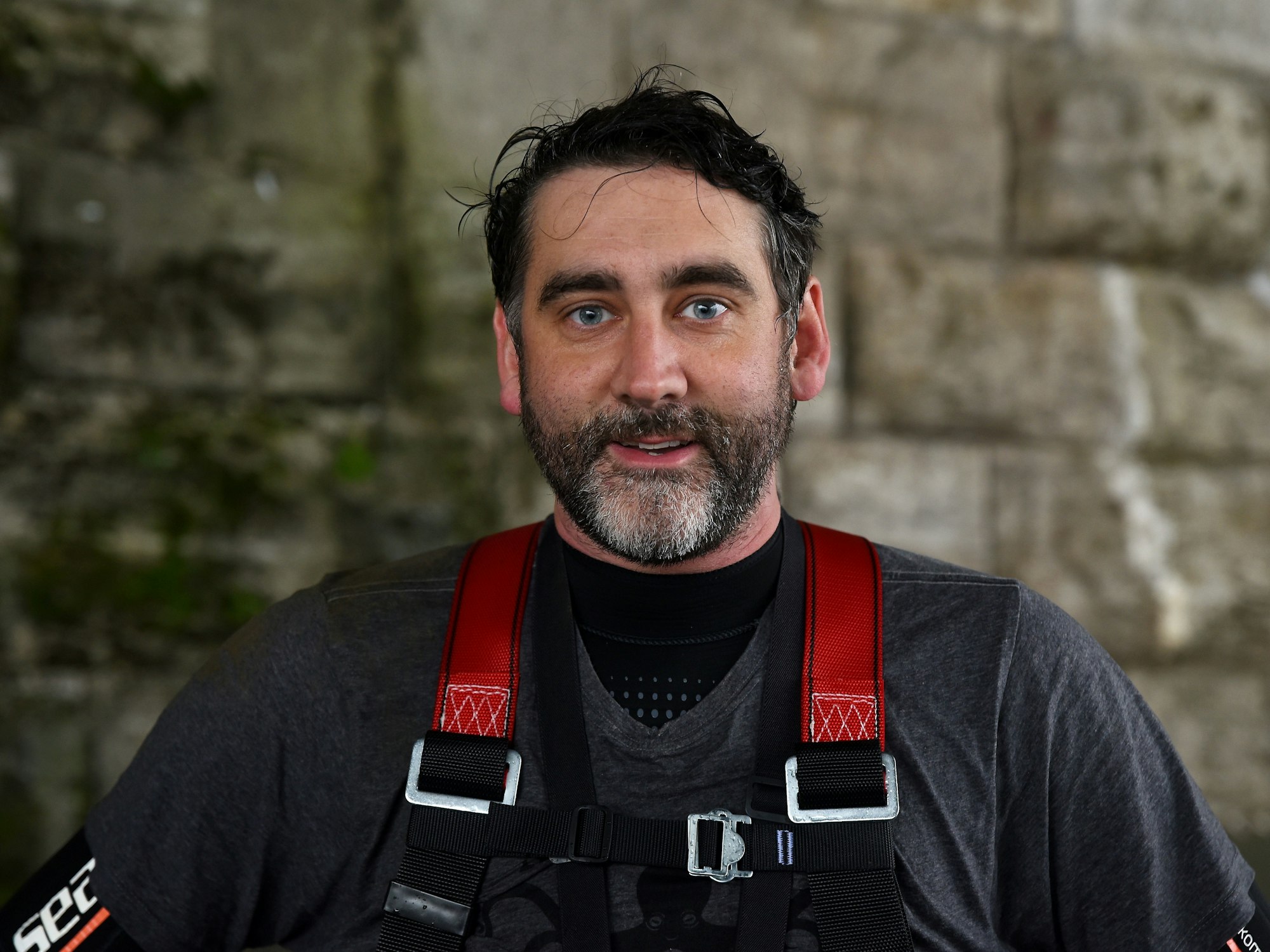 Taucher Christian Stock nach der Bergung von E-Scootern aus dem Rhein.