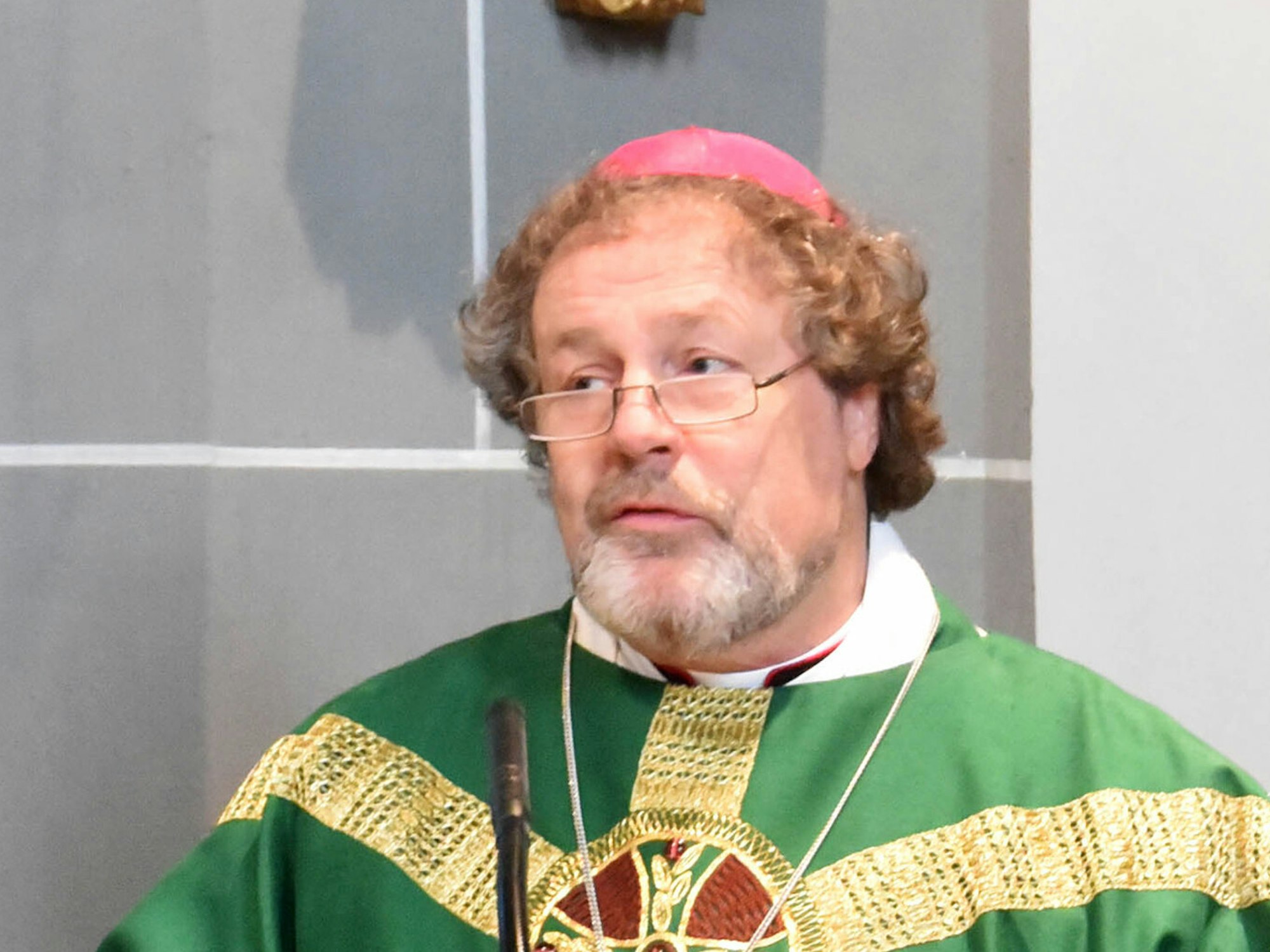 Rolf Steinhäuser leitet einen Gottesdienst