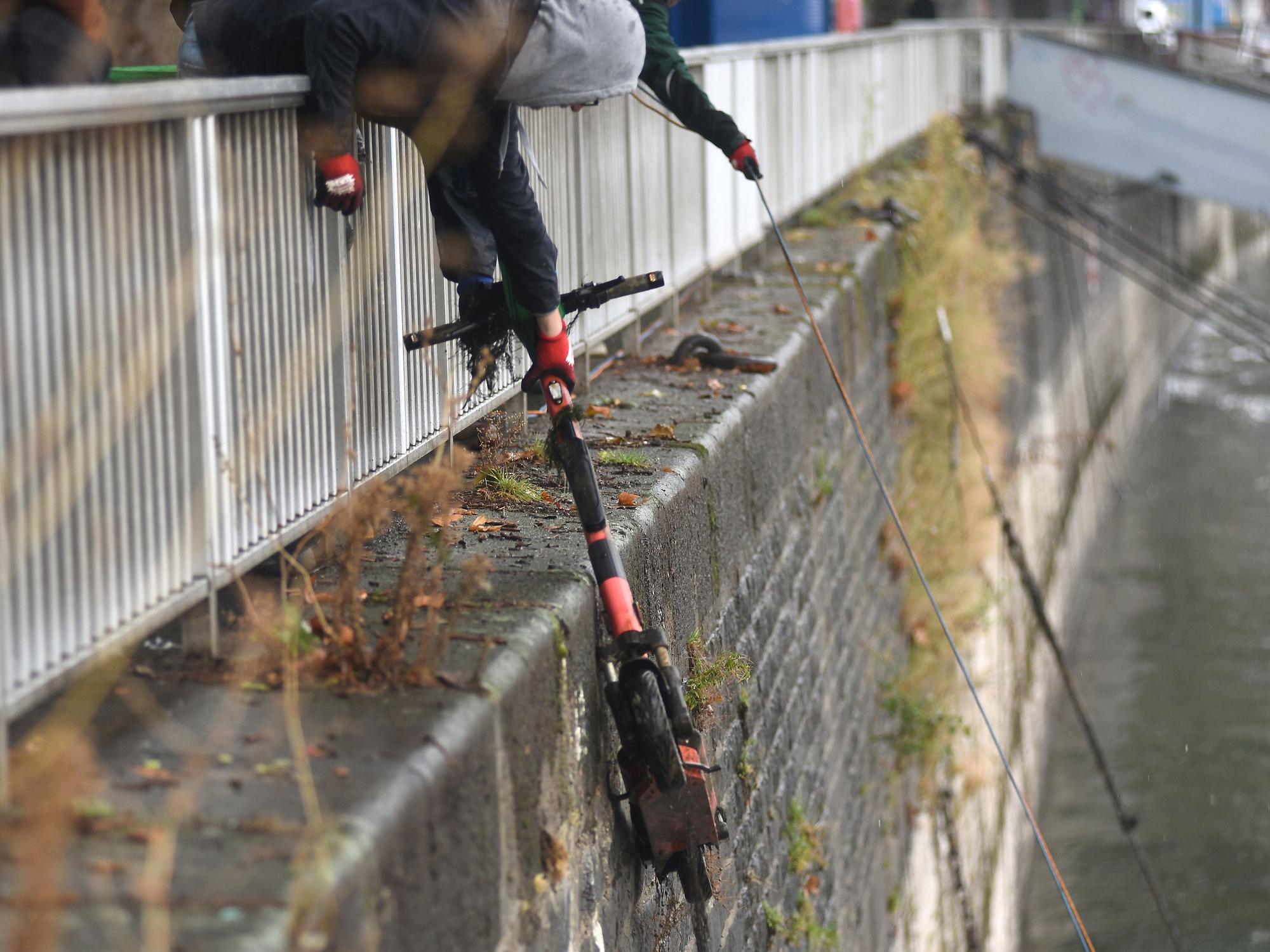 E-Scooter Bergung von K.R.A.K.E & PSM am linksseitigen Rheinufer unter der Hohenzollernbrücke.