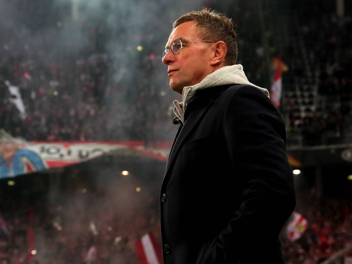 Ralf Rangnick steht im Stadion von Rred Bull Salzburg.