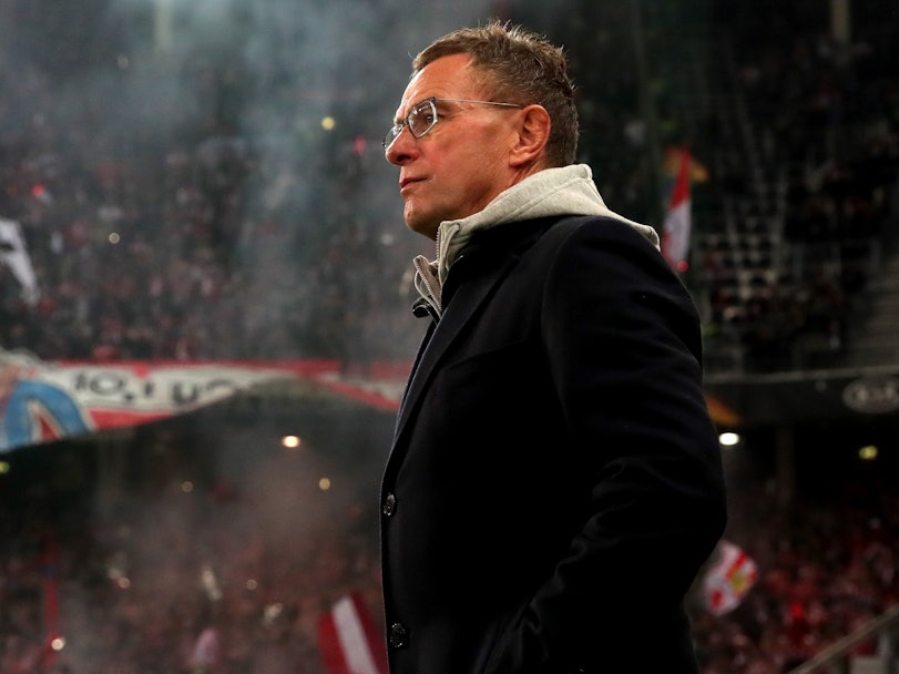 Ralf Rangnick steht im Stadion von Rred Bull Salzburg.