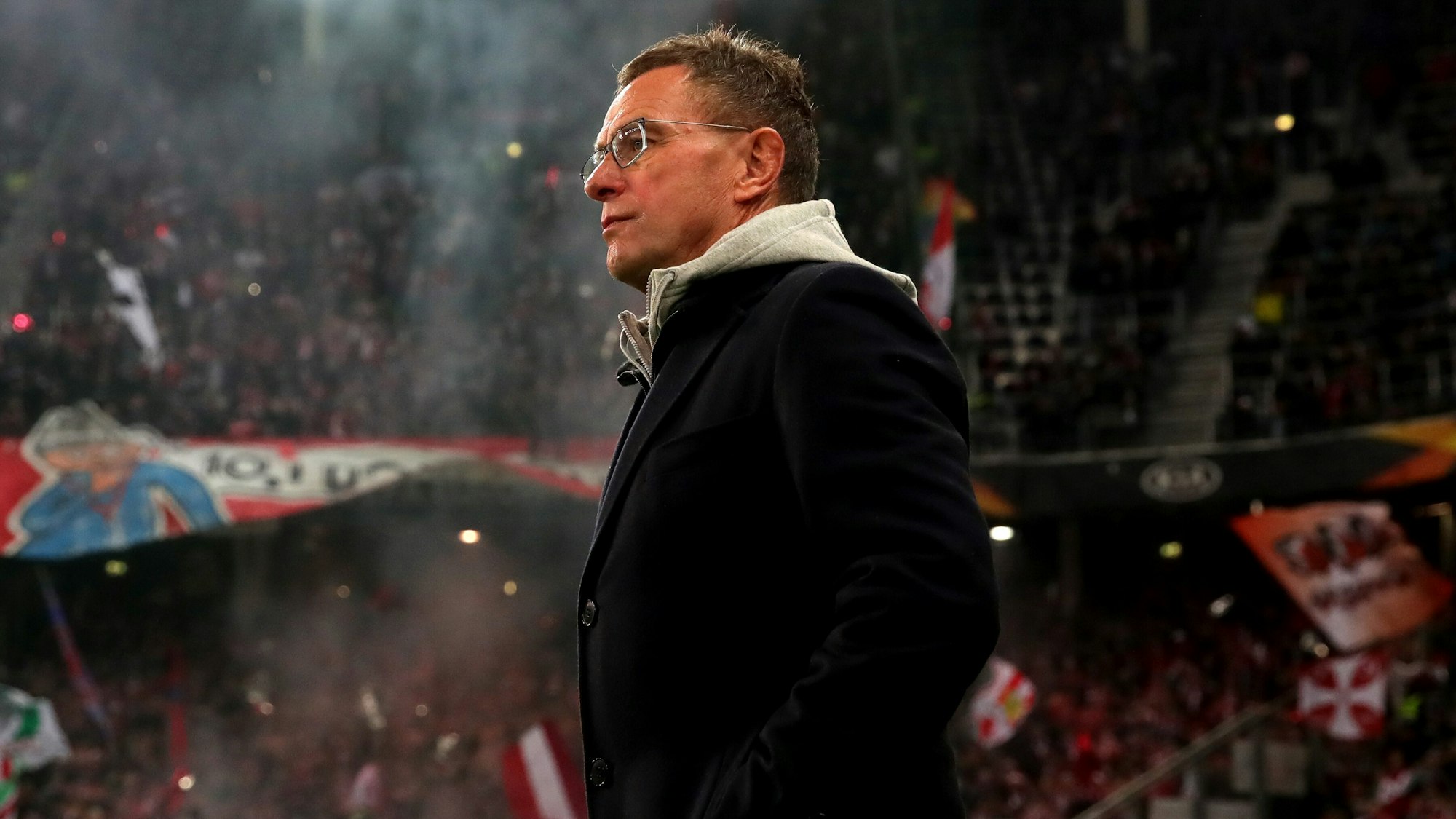 Ralf Rangnick steht im Stadion von Rred Bull Salzburg.