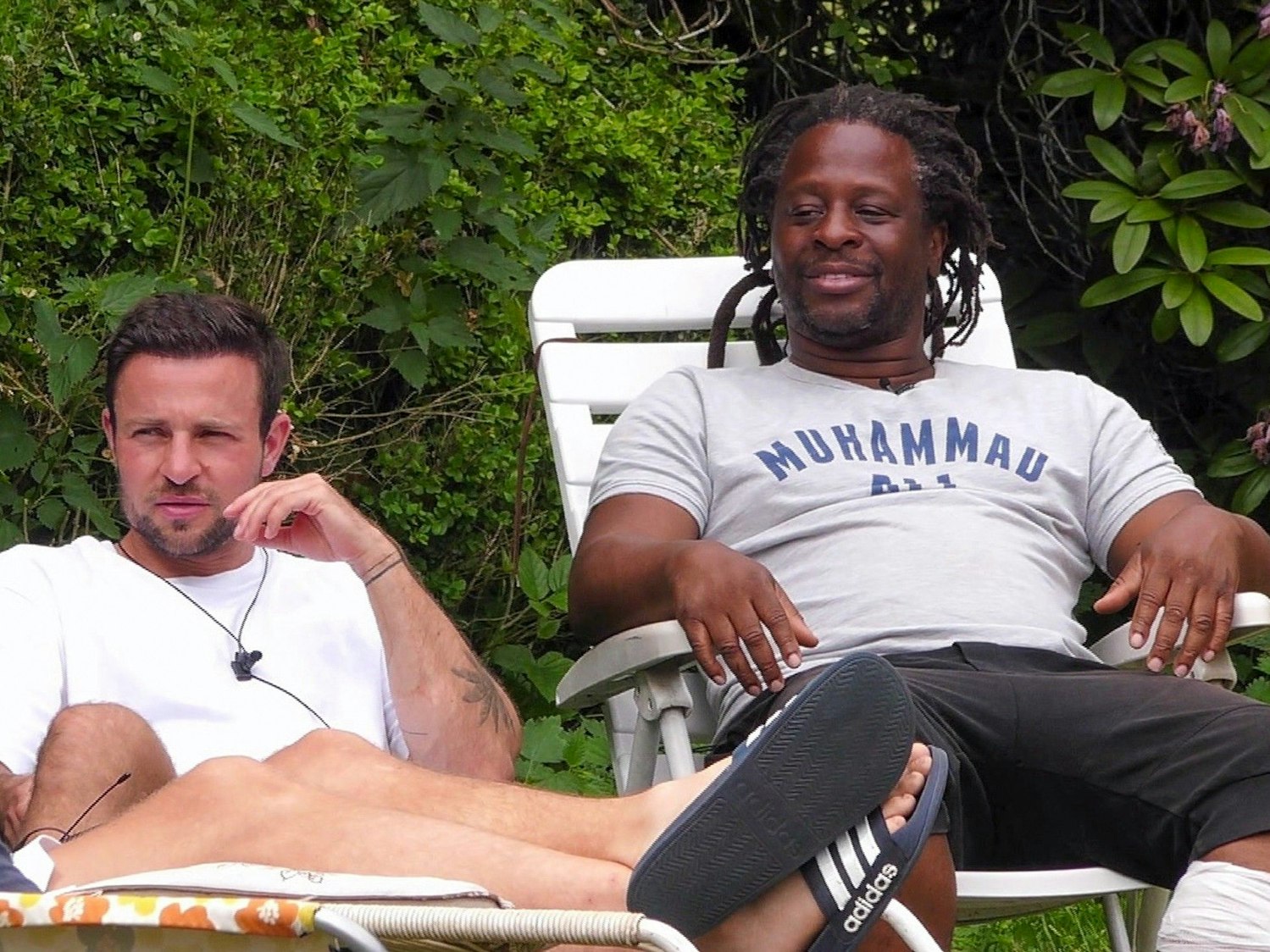 V.l.: Benjamin Melzer und Mola Adebisi
chillen im Garten des Sommerhauses. Doch es gibt Querelen an allen Ecken und Ende.