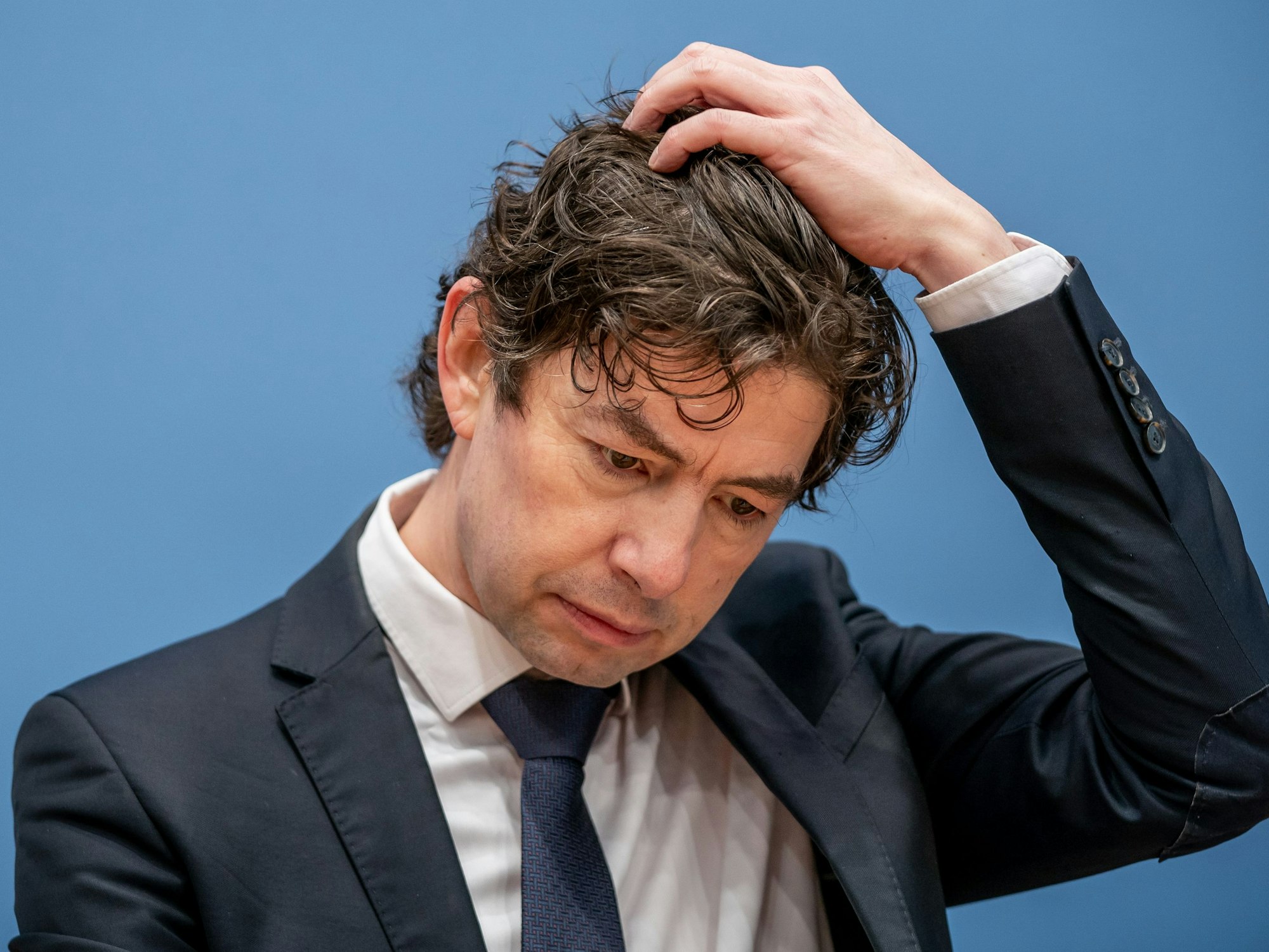 Christian Drosten, Direktor des Instituts für Virologie an der Charité Berlin (hier auf einem Archivbild von Anfang 2021): Er hat von der WHO ein Jobangebot bekommen – es geht um die Pandemie.