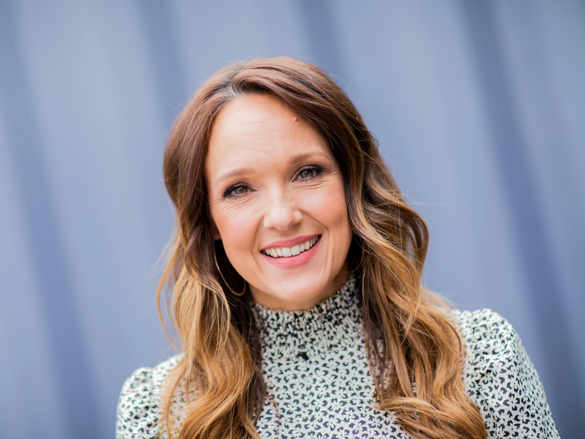 Carolin Kebekus lächelt in die Kamera.