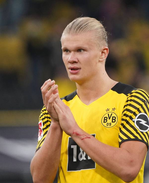 Dortmunds Erling Haaland applaudiert den Fans.