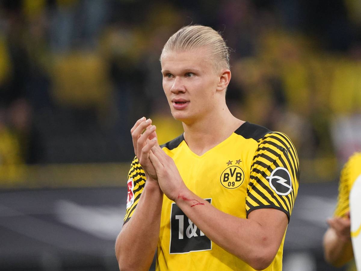 Dortmunds Erling Haaland applaudiert den Fans.