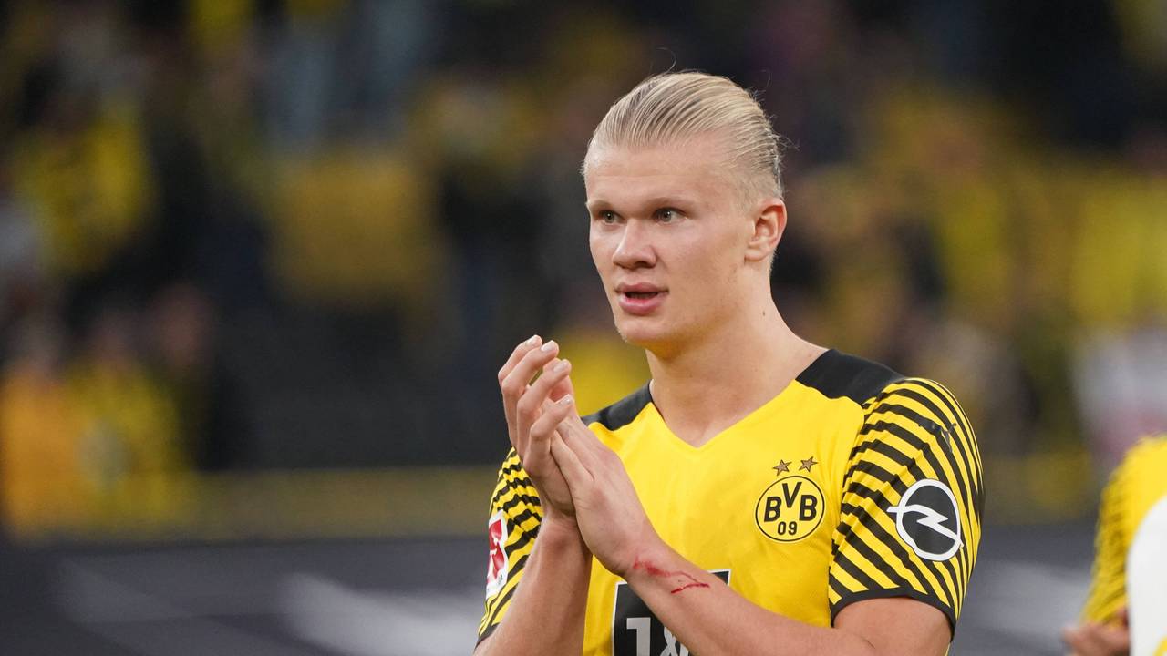 Dortmunds Erling Haaland applaudiert den Fans.