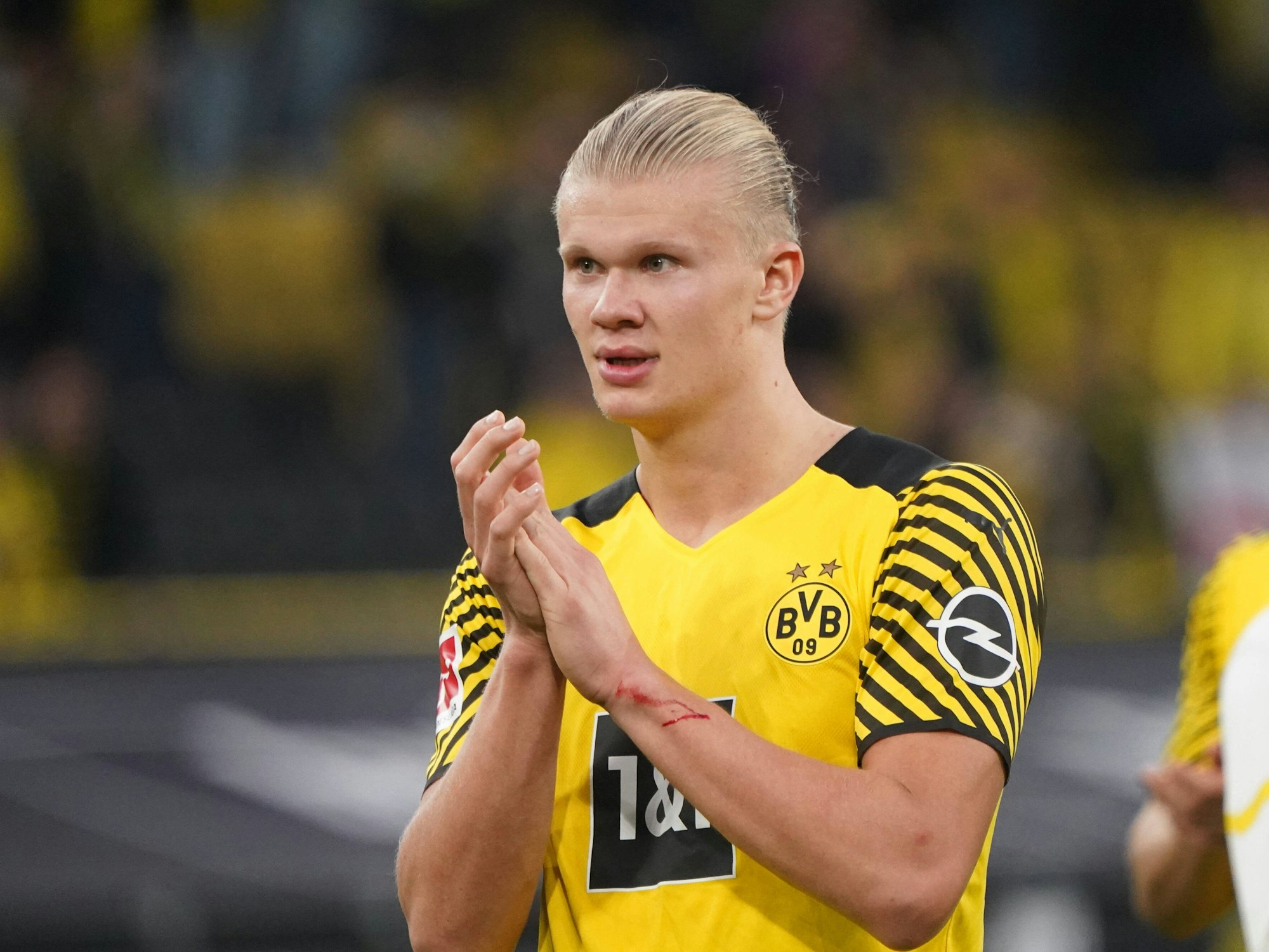 Dortmunds Erling Haaland applaudiert den Fans.