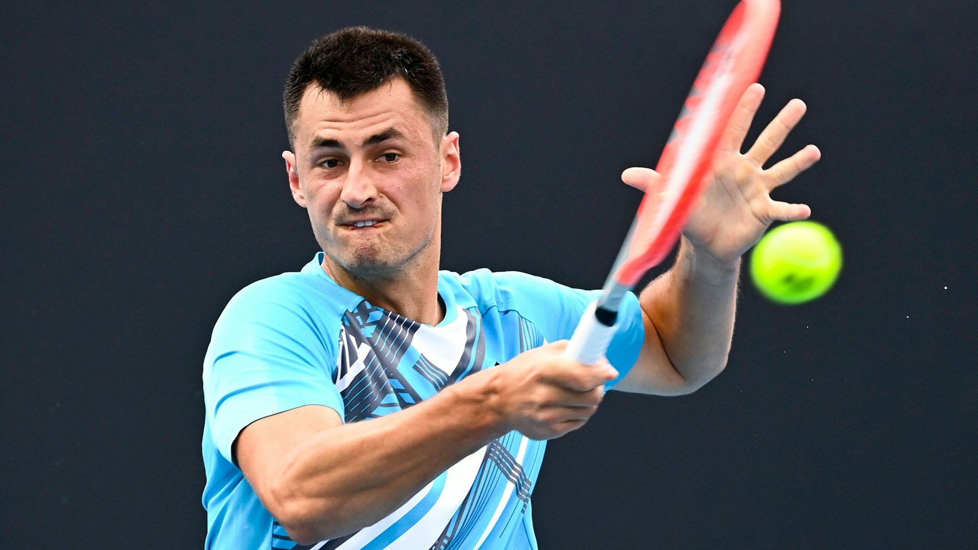 Bernard Tomic schlägt einen Tennis-Ball