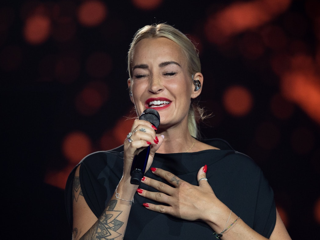 Sarah Connor zeigt sich, anlässlich des Geburtstages ihres Ehemannes, auf Instagram im totalen Liebesglück. Das Foto entstand im Juli 2021 bei der ARD-Benefizgala.