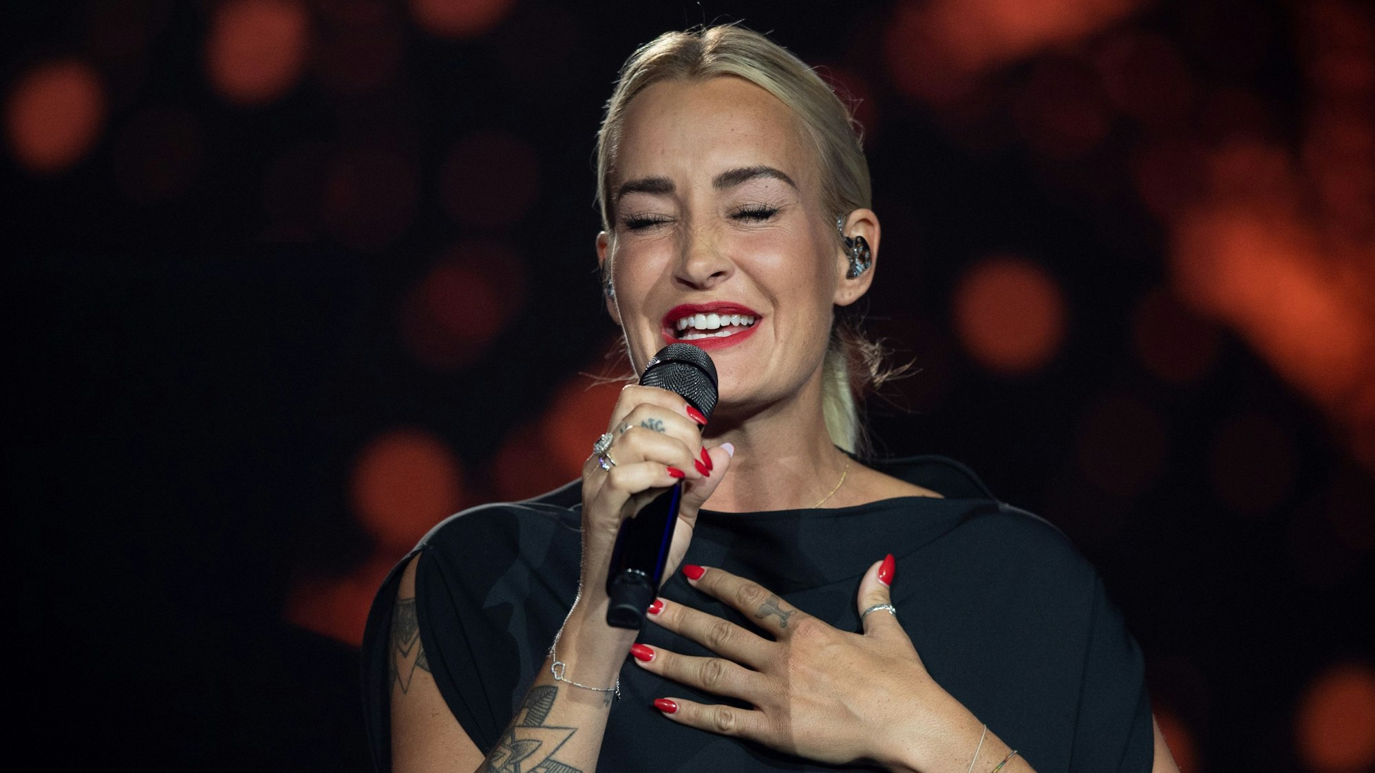 Sarah Connor zeigt sich, anlässlich des Geburtstages ihres Ehemannes, auf Instagram im totalen Liebesglück. Das Foto entstand im Juli 2021 bei der ARD-Benefizgala.