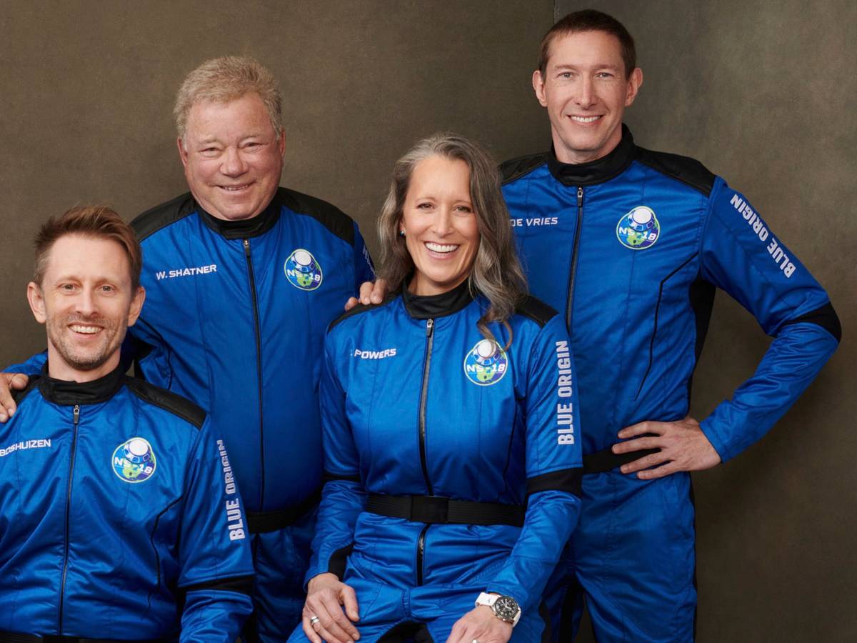 William Shatner mit den anderen drei Gästen des Weltraumfluges.