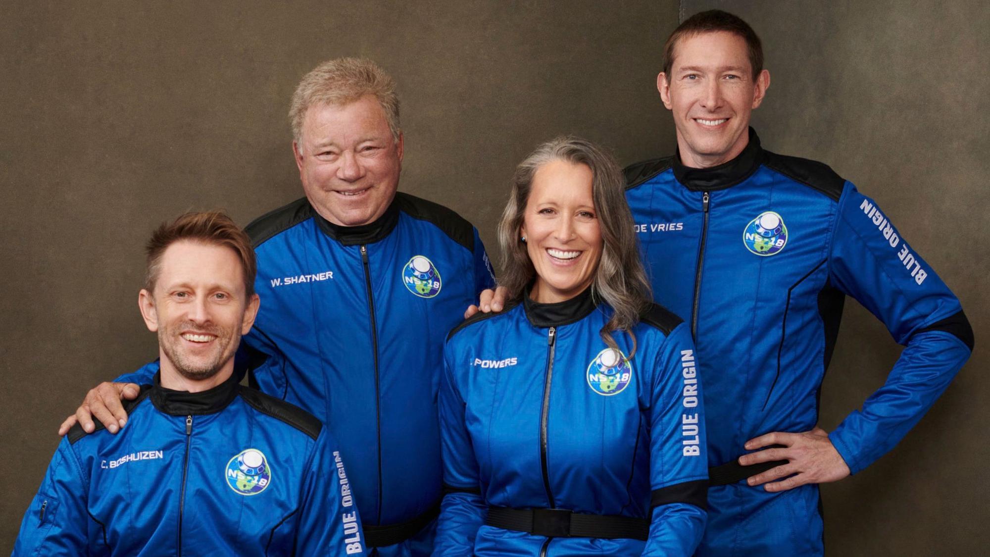 William Shatner mit den anderen drei Gästen des Weltraumfluges.