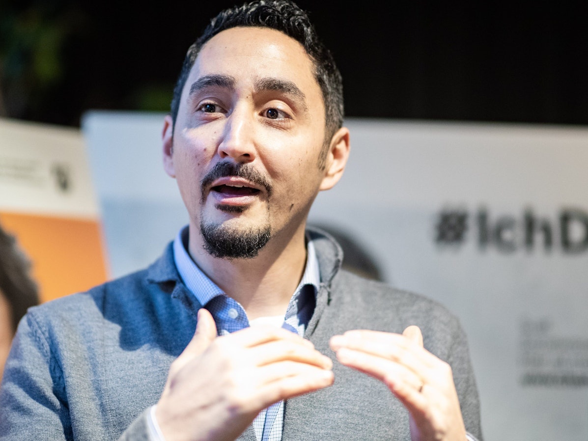 Der Kölner Rapper Eko Fresh spricht am 6. Februar 2020 in Duisburg mit Journalisten. Einer seiner Songs erscheint jetzt in einem Schulbuch.