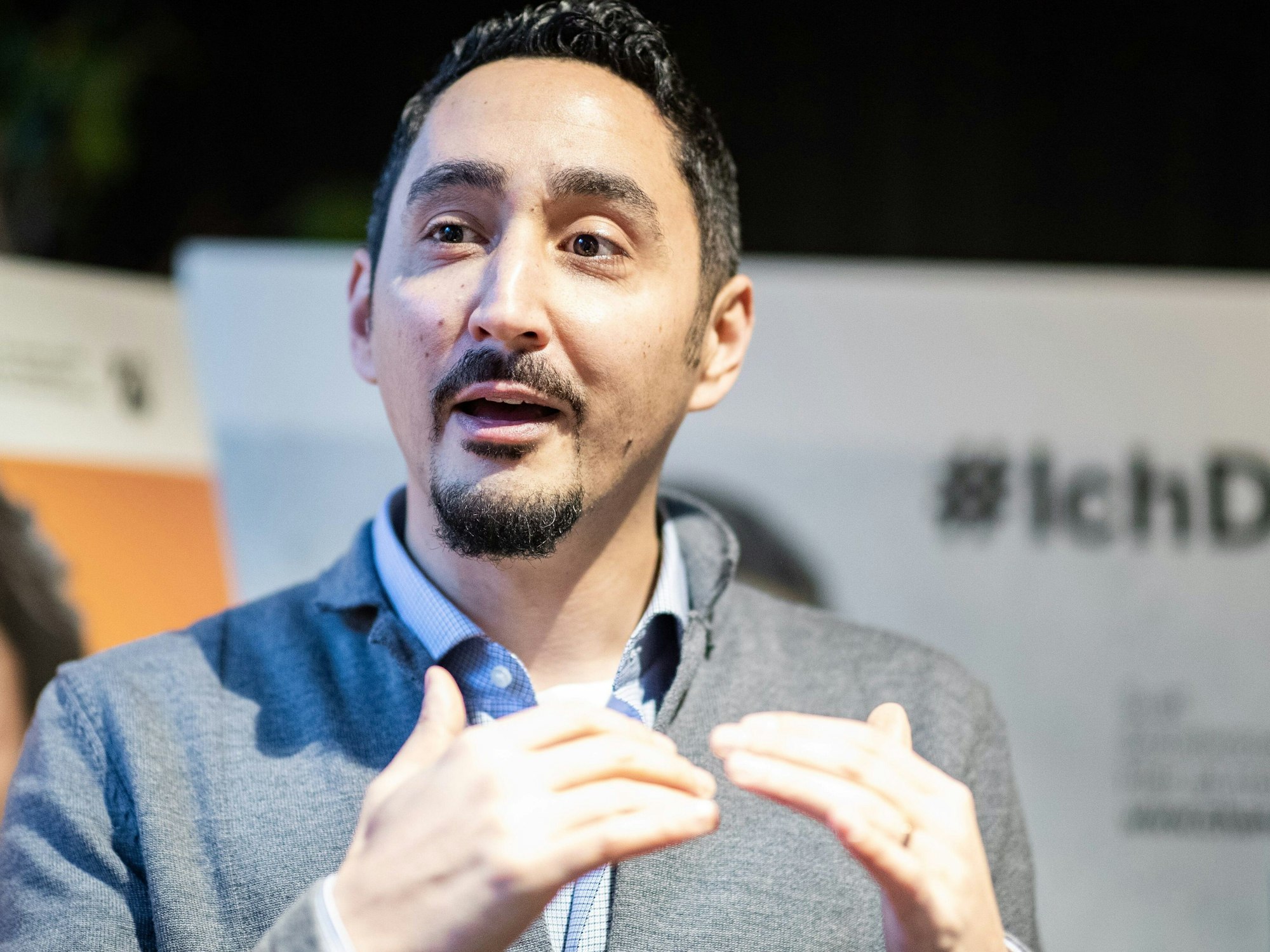 Der Kölner Rapper Eko Fresh spricht am 6. Februar 2020 in Duisburg mit Journalisten. Einer seiner Songs erscheint jetzt in einem Schulbuch.