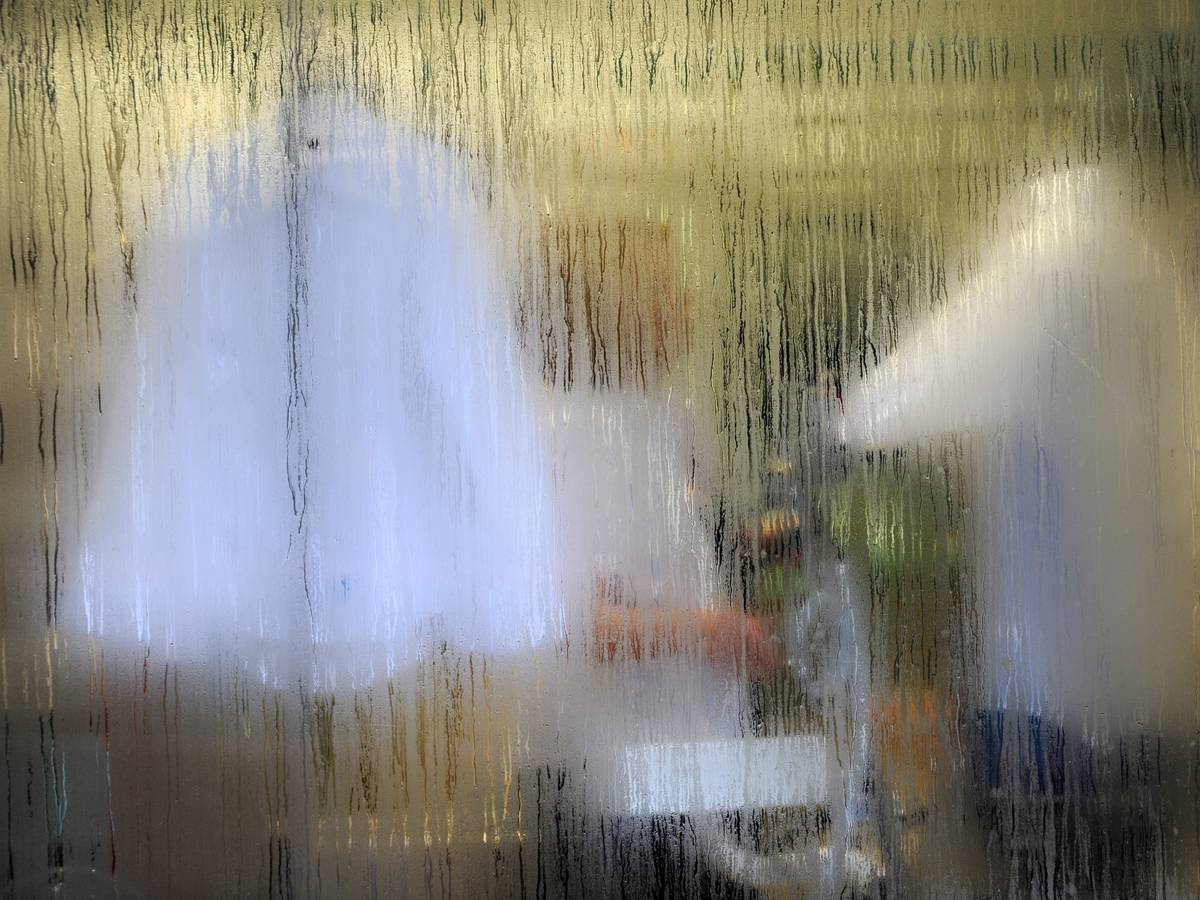 Fenster von außen beschlagen: Unser Bild zeigt Kondenswasser auf einer Fensterscheibe.