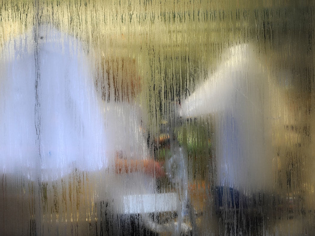 Fenster von außen beschlagen: Unser Bild zeigt Kondenswasser auf einer Fensterscheibe.