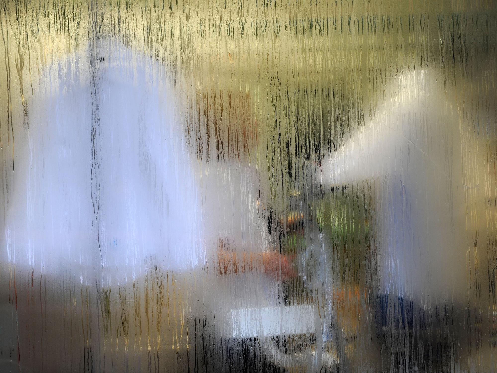 Fenster von außen beschlagen: Unser Bild zeigt Kondenswasser auf einer Fensterscheibe.