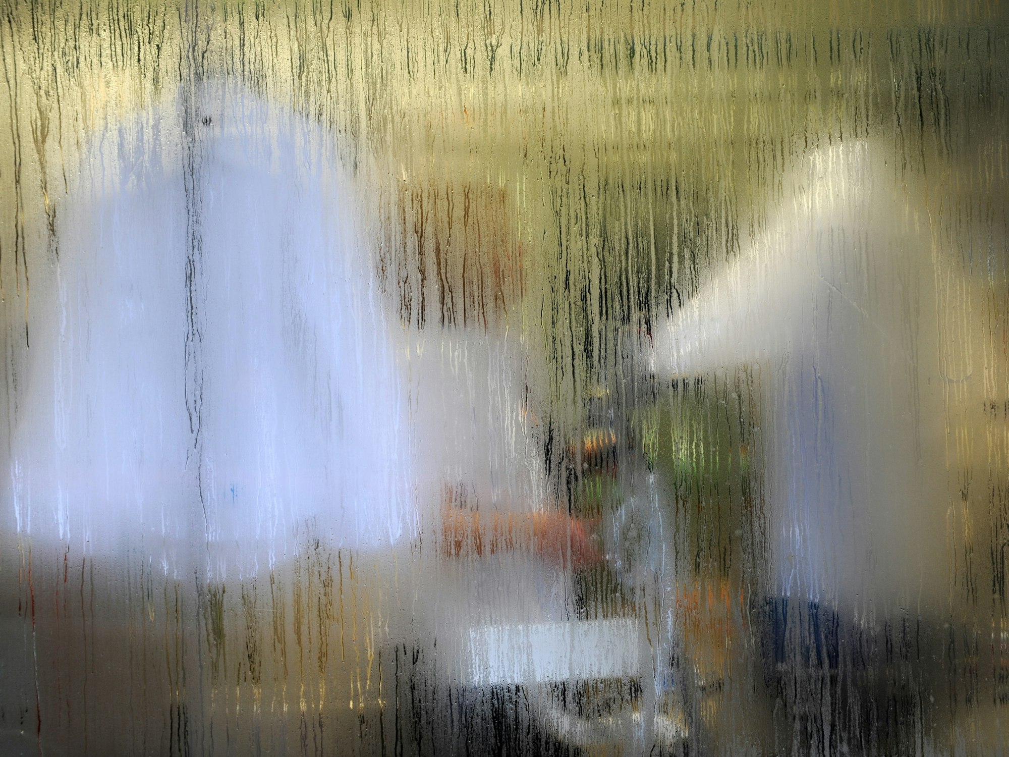 Fenster von außen beschlagen: Unser Bild zeigt Kondenswasser auf einer Fensterscheibe.