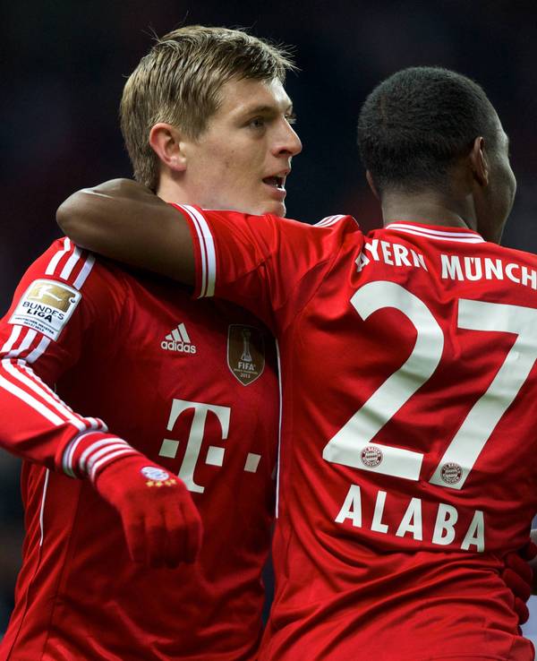 David Alaba legt den Arm um Toni Kroos.