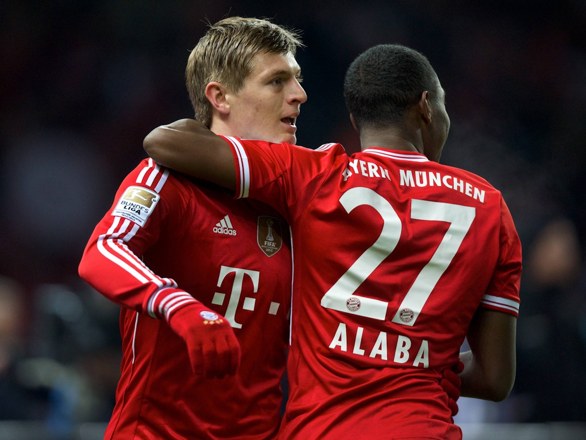David Alaba legt den Arm um Toni Kroos.