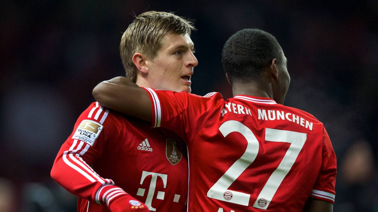David Alaba legt den Arm um Toni Kroos.