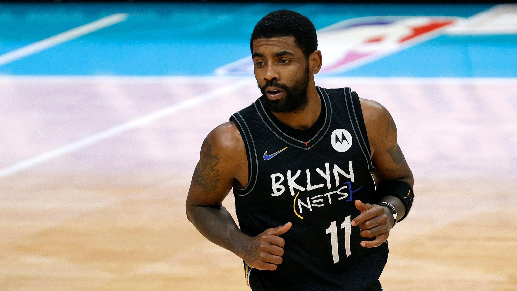 Kyrie Irving läuft über das Parkett
