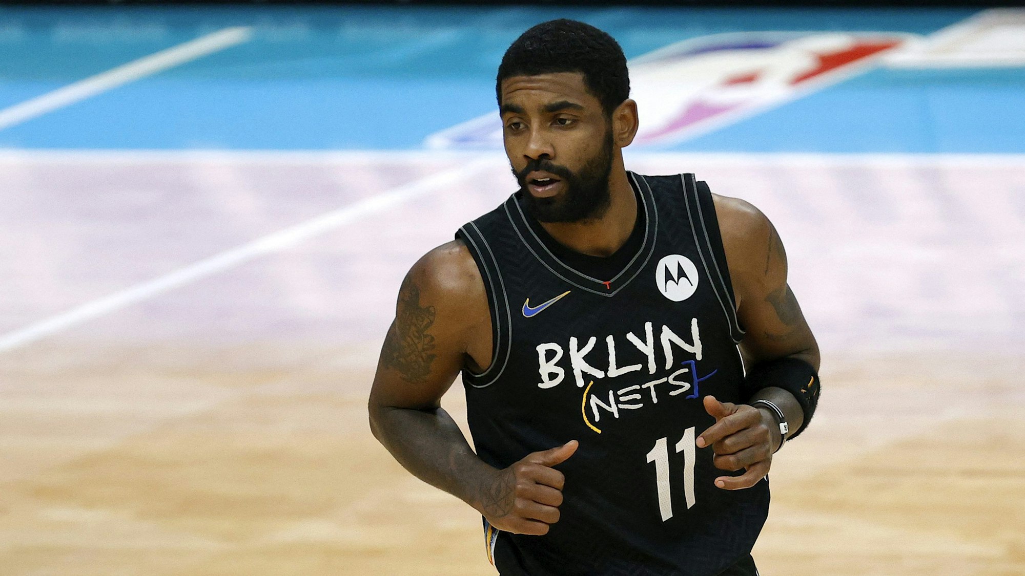 Kyrie Irving läuft über das Parkett