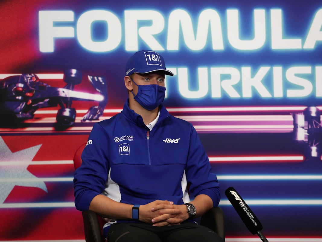 Mick Schumacher bei einer Pressekonferenz vor dem Rennen in der Türkei.