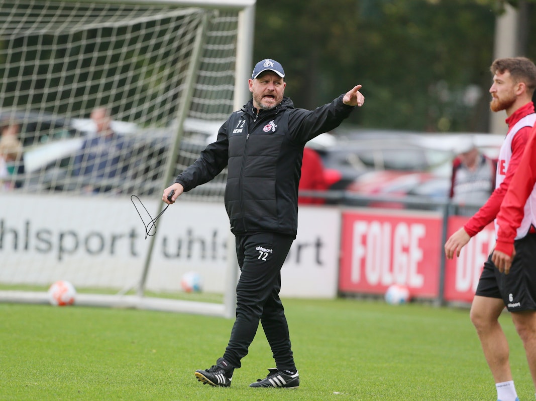 Steffen Baumgart trainiert den 1. FC Köln um Salih Özcan.