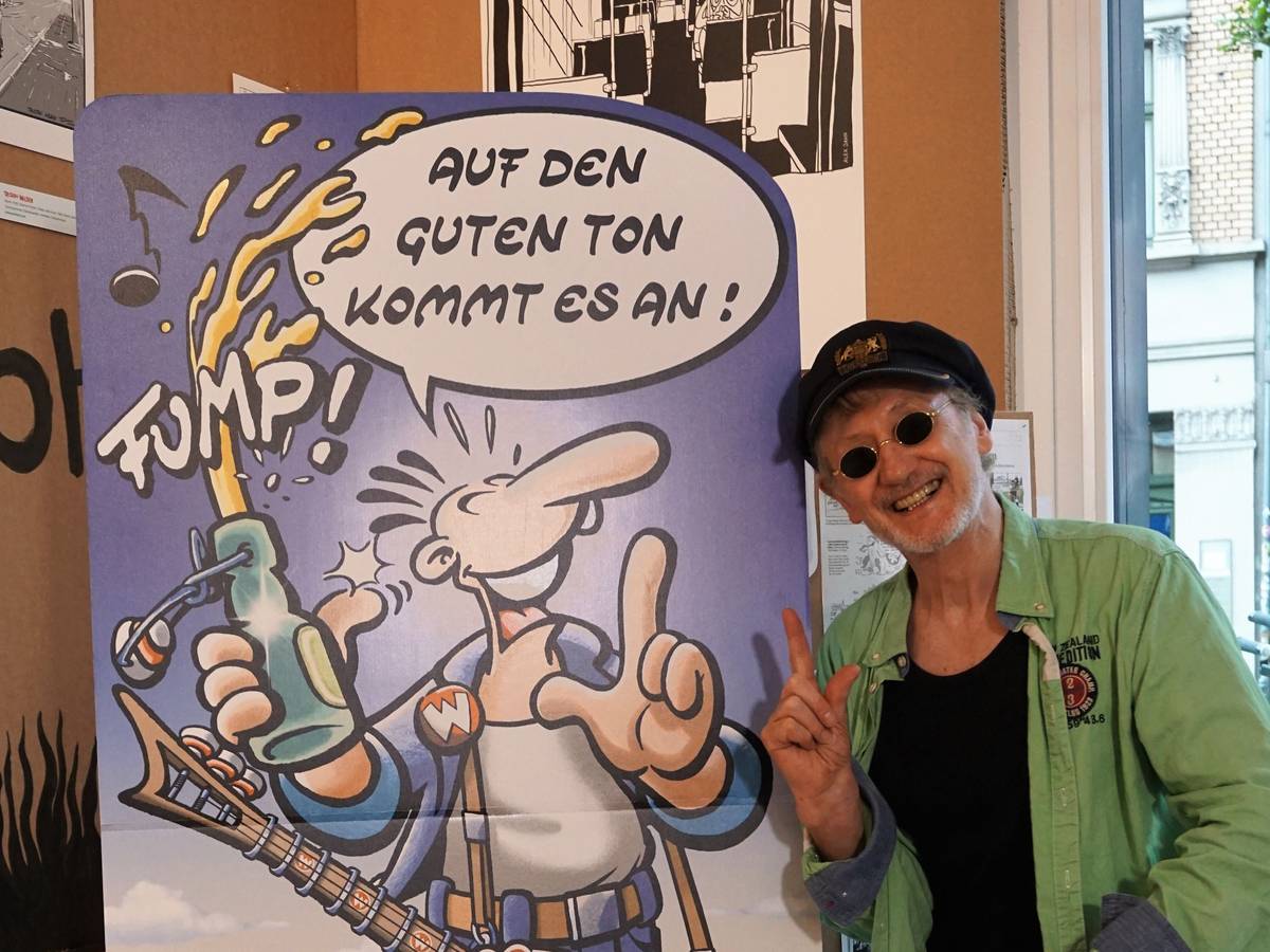 Brösel neben einem Bild seiner Kultfigur Werner.