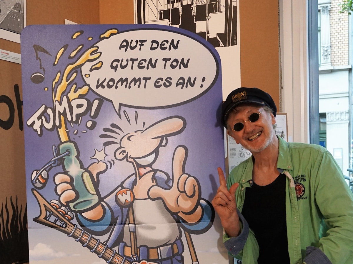 Brösel neben einem Bild seiner Kultfigur Werner.