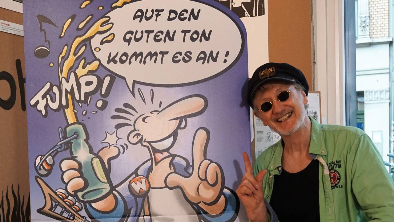 Brösel neben einem Bild seiner Kultfigur Werner.